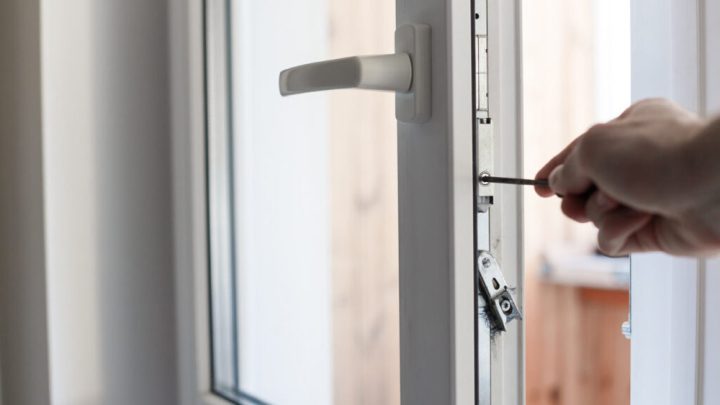 Kỹ thuật viên đang kiểm tra và sửa cửa nhựa lõi thép tại TP.HCM