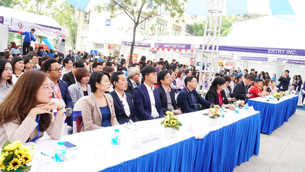 Lễ khai mạc Ngày hội việc làm ULIS 2020 thu hút sự quan tâm của nhiều sinh viên và doanh nghiệp
