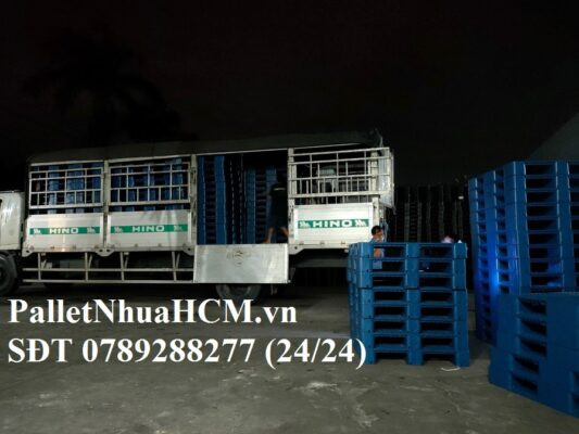 Lựa chọn kích thước pallet nhựa cũ phù hợp với nhu cầu lưu trữ và vận chuyển hàng hóa, một trong những tiêu chí quan trọng khi xem xét hình ảnh của pallet nhựa cũ HCM.