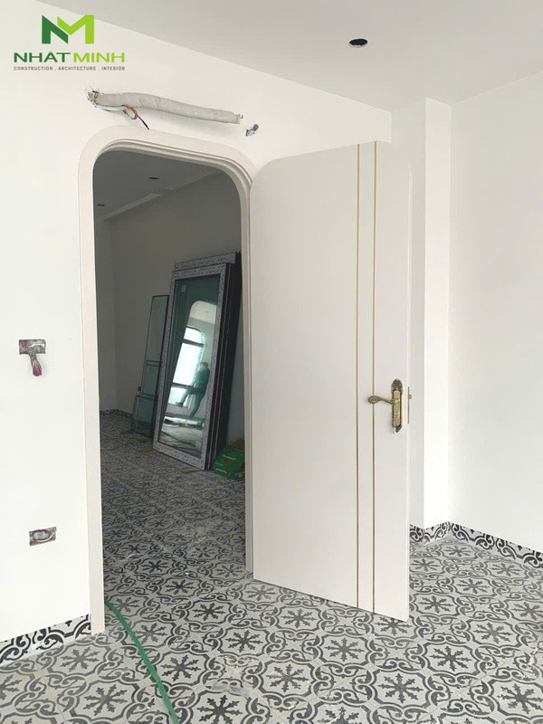 Mẫu cửa nhựa composite HaruHome với họa tiết soi chỉ tinh tế, mang lại vẻ đẹp hiện đại cho ngôi nhà