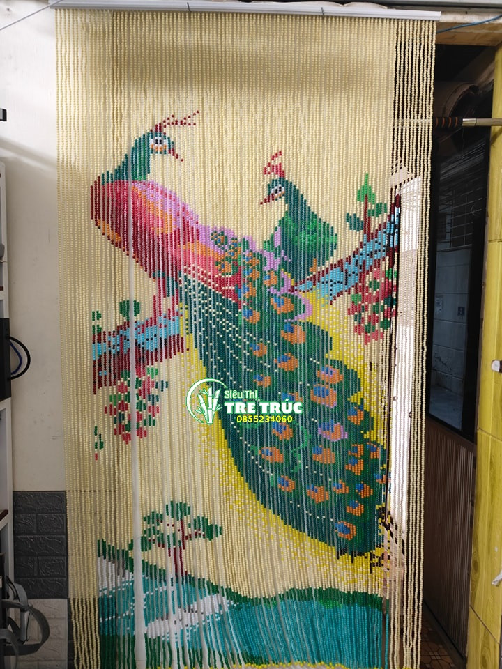 Mẫu rèm hạt nhựa phong thủy hình chim công, mang ý nghĩa tài lộc
