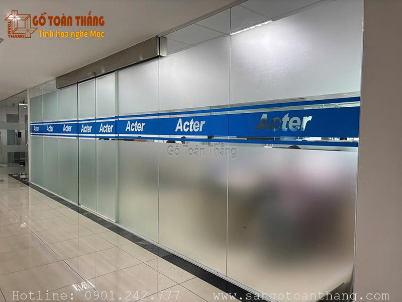 Mẫu sàn nhựa dán cửa kính với thiết kế tinh tế