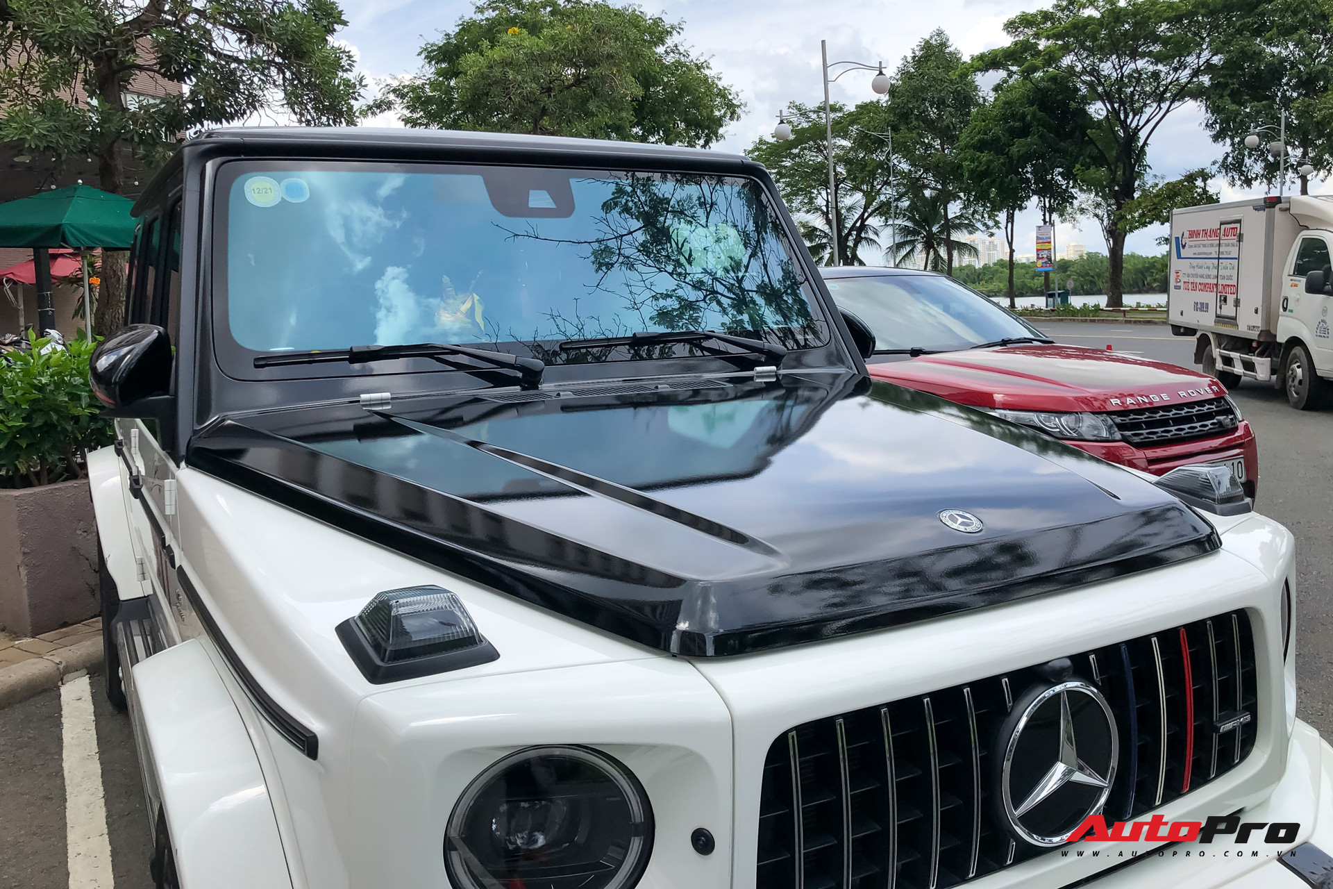 Nắp ca-pô và nóc xe G63 của Minh Nhựa được dán decal đen bóng