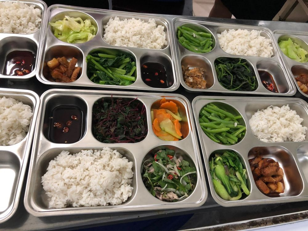 Người phụ nữ lựa chọn thực phẩm tươi sống, hạn chế sử dụng bao bì nhựa, góp phần giảm tác hại của vi nhựa.