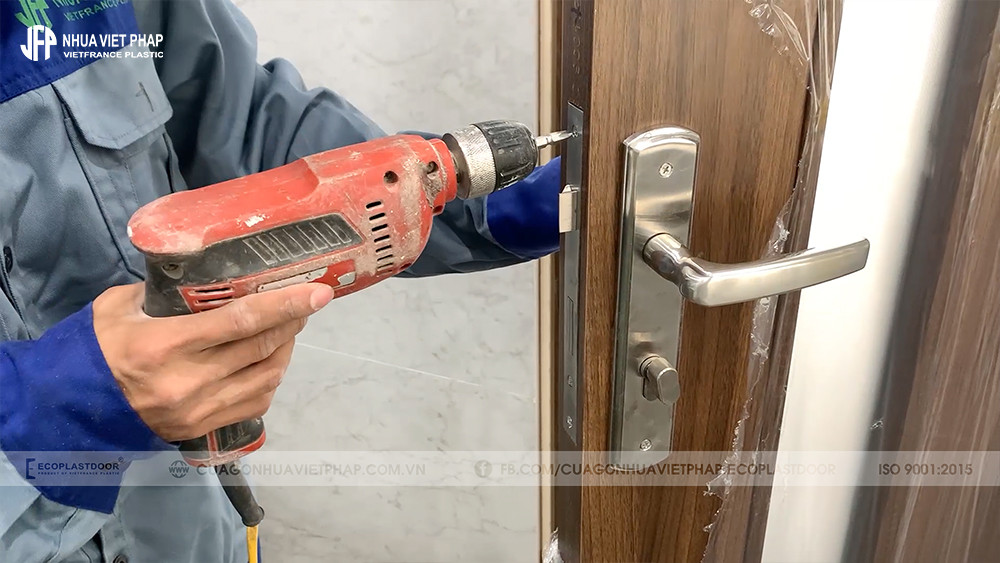 Ổ khóa cửa nhựa composite được phay bằng máy CNC đảm bảo độ chính xác