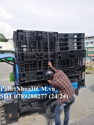 Pallet nhựa cũ nhập khẩu từ Hàn Quốc hoặc Nhật Bản với chất lượng cao, phản ánh hình ảnh của pallet nhựa cũ HCM được tin dùng cho các nhu cầu đặc biệt.