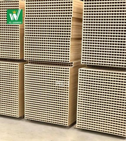 Phôi tấm nhựa composite làm cửa tại nhà máy sản xuất