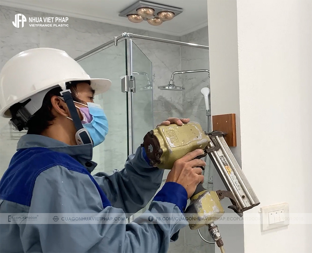 Quy trình cố định bọ cửa gỗ nhựa composite vào tường đảm bảo chắc chắn