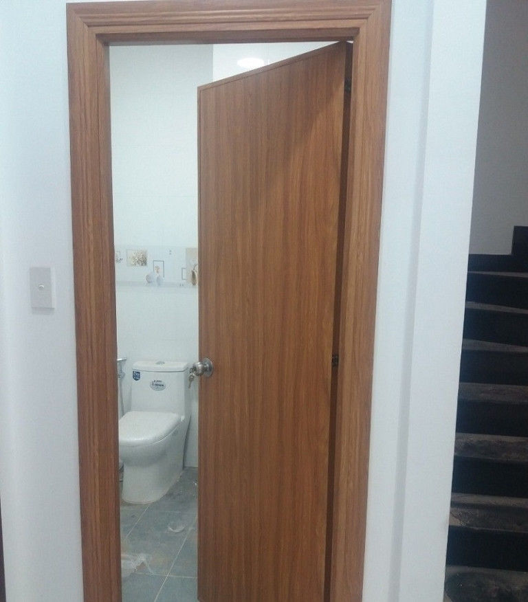 Quy trình lắp cánh cửa nhà vệ sinh nhựa vào khung bao chắc chắn
