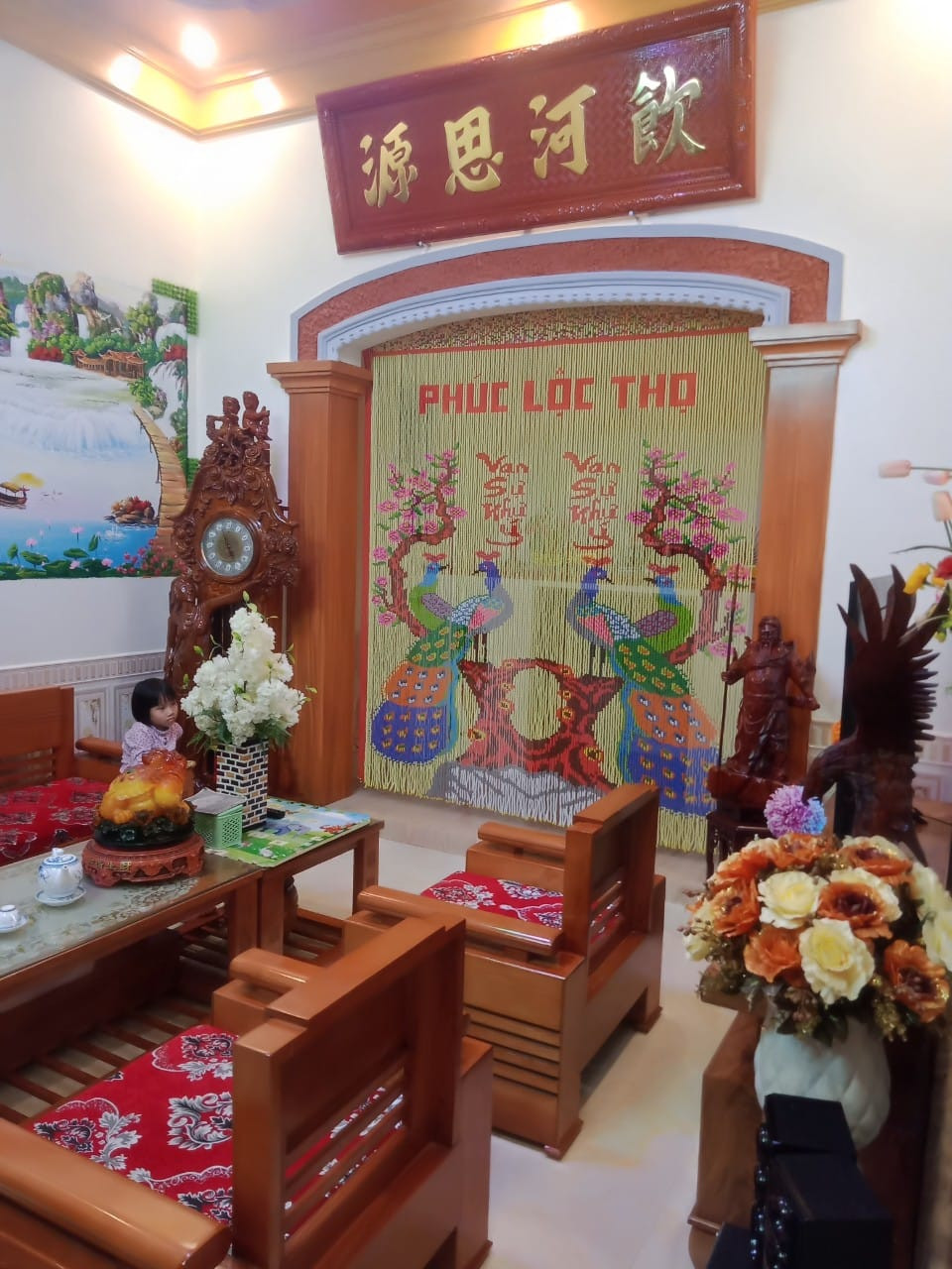 Rèm cửa hạt nhựa phòng thờ kết hợp tranh con công và chữ Phúc Lộc Thọ