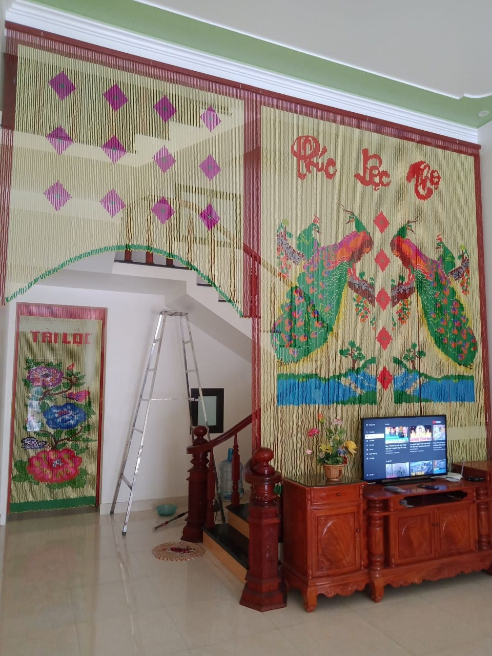 Rèm cửa hạt nhựa phong thủy kết tranh con công làm đẹp phòng khách