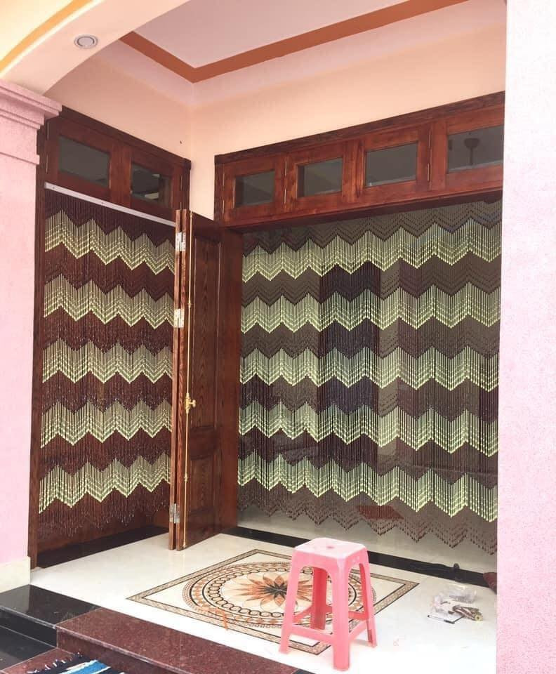 Rèm cửa hạt nhựa sang trọng tô điểm cho không gian phòng khách hiện đại