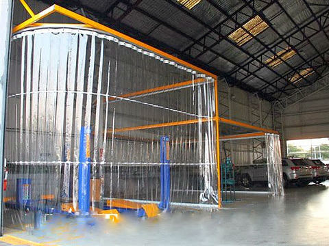 Rèm cửa nhựa xếp tấm lớn ngăn cách khu vực garage ô tô