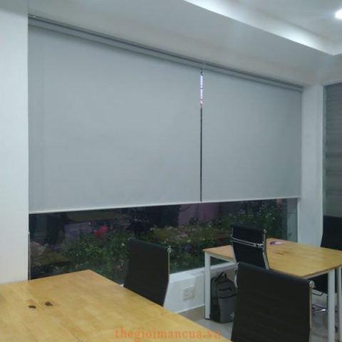 Rèm cuốn nhựa màu be tại cửa sổ văn phòng