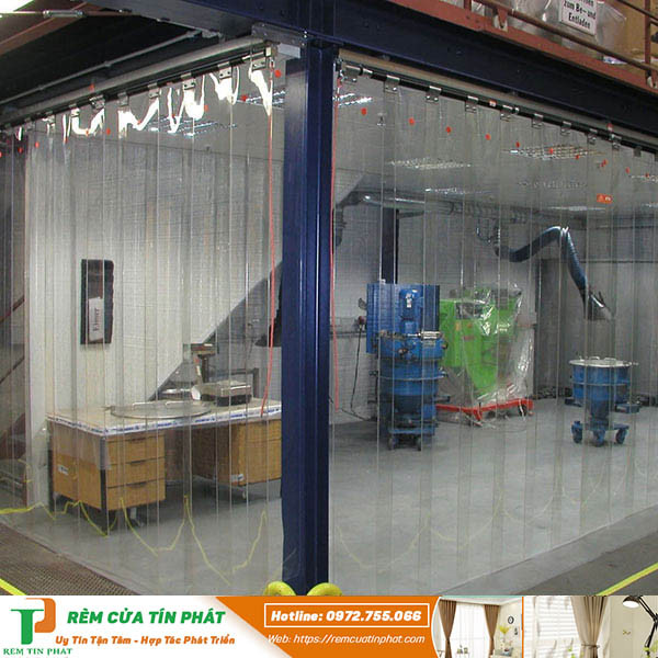 Rèm nhựa che cửa khu vực làm việc trong nhà máy