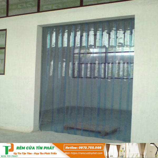 Rèm nhựa che cửa phân chia không gian quán ăn