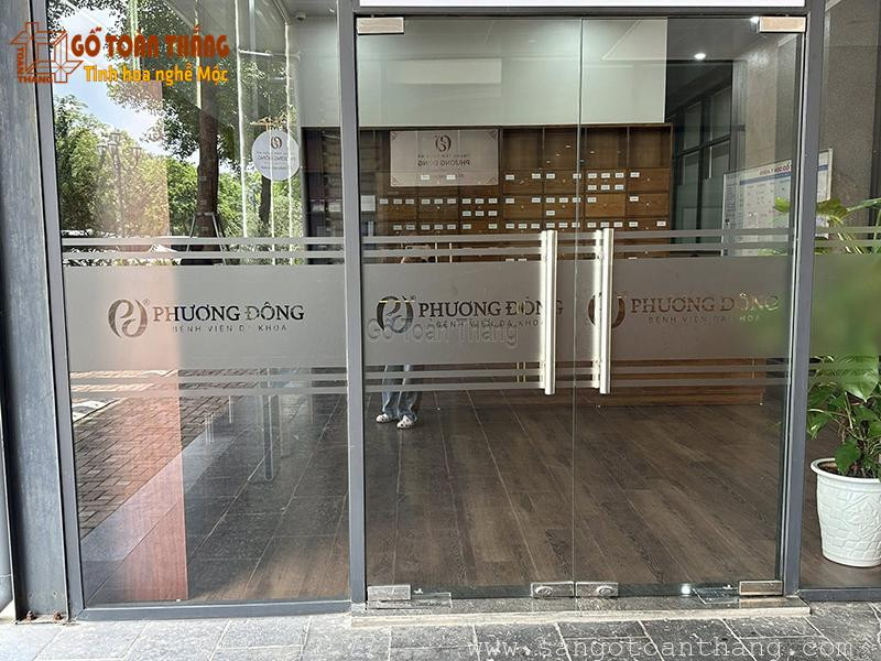 Sàn nhựa dán cửa kính bảo vệ riêng tư