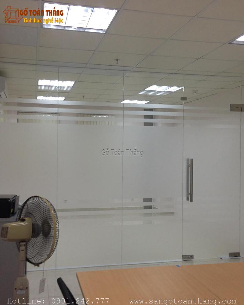 Sàn nhựa dán cửa kính họa tiết hiện đại