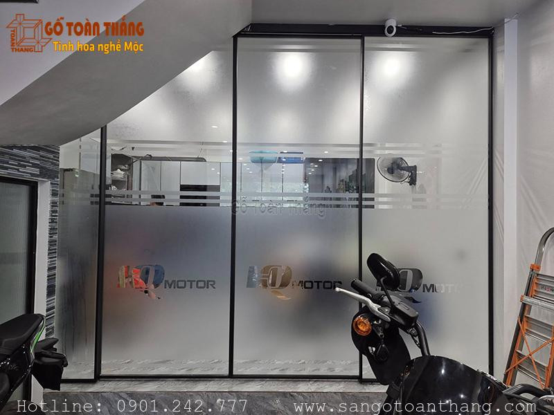 Sàn nhựa dán cửa kính trang trí không gian