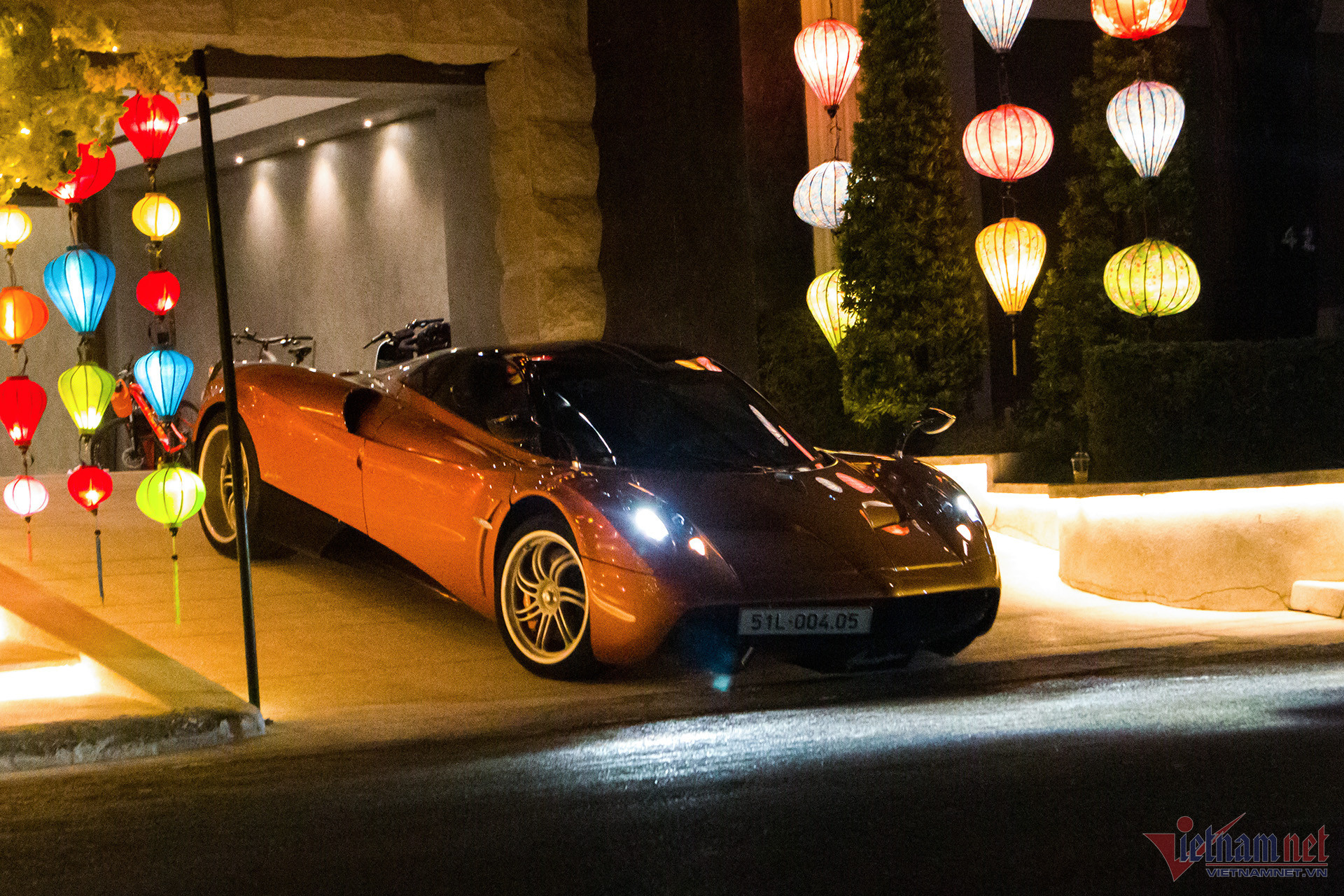 Siêu phẩm Pagani Huayra di chuyển vào dinh thự của Cường Đô La