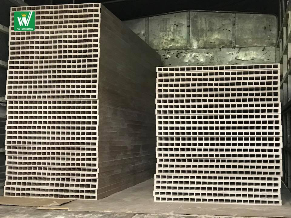Tấm nhựa composite làm cửa dạng phôi chờ xử lý tại xưởng