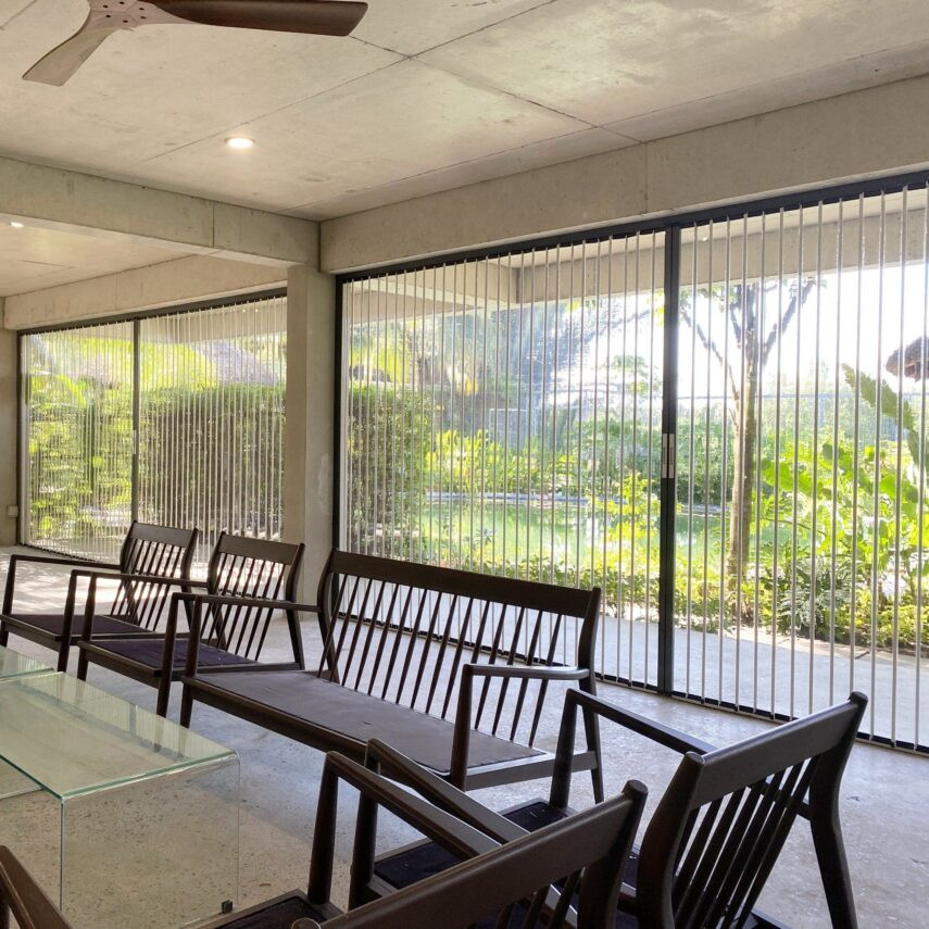 Tấm nhựa PVC trong suốt dùng làm vách ngăn lạnh tại cửa hàng, giúp tiết kiệm năng lượng hiệu quả.