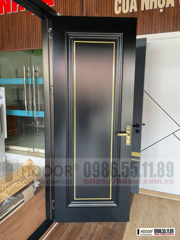 Thiết kế cửa nhựa composite màu sơn đen hiện đại, thể hiện cá tính mạnh mẽ