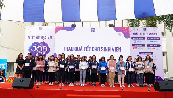 Trao quà Tết cho sinh viên vượt khó tại Ngày hội việc làm