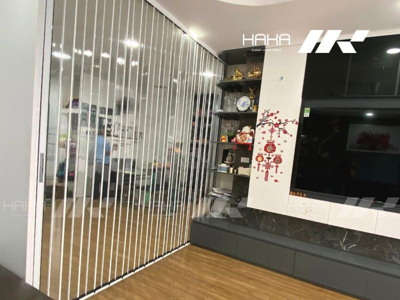 Vách ngăn cửa xếp lùa nhựa phân chia không gian phòng khách và bếp