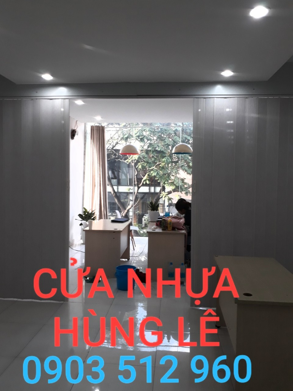 Vách ngăn nhựa xếp khổ lớn trong không gian rộng tại TPHCM, ứng dụng linh hoạt