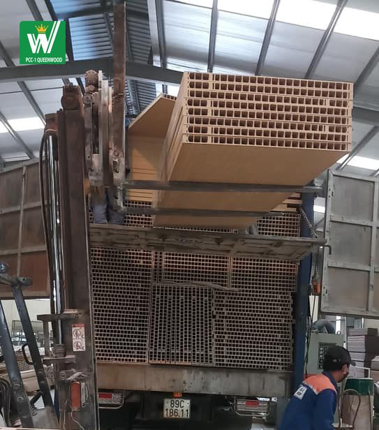 Vận chuyển tấm nhựa composite làm cửa đến công trình