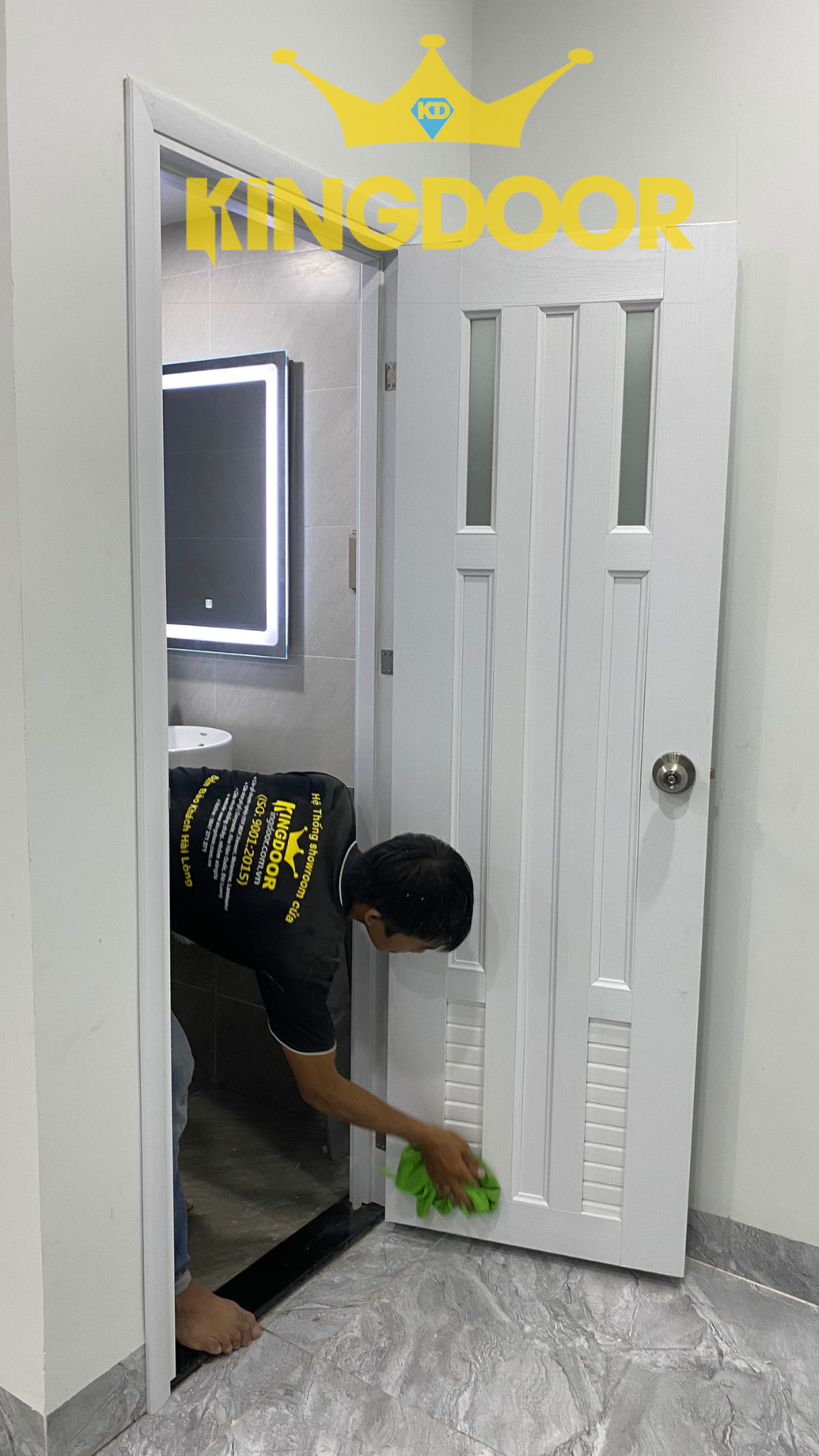 Vệ sinh sạch sẽ cửa nhựa PVC sau khi lắp đặt