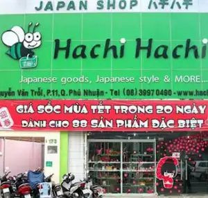 Bên trong cửa hàng nhựa gần đây HACHI HACHI với đa dạng sản phẩm gia dụng chất lượng