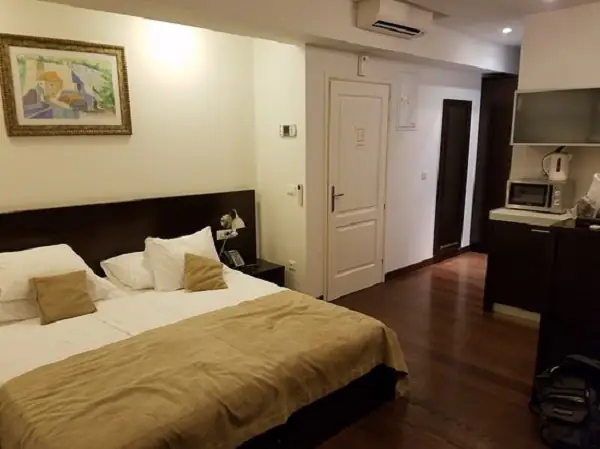 Làm Thế Nào Để Hóa Giải Cửa Phòng Ngủ Đối Diện Cửa Chính?