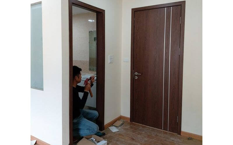 Cách lắp cửa nhựa nhà tắm cố định - Gắn cánh cửa vào khuôn