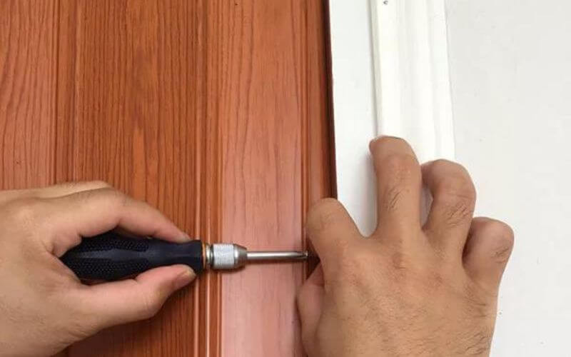 Cách lắp cửa nhựa nhà tắm dạng xếp - Cố định cửa bằng vít