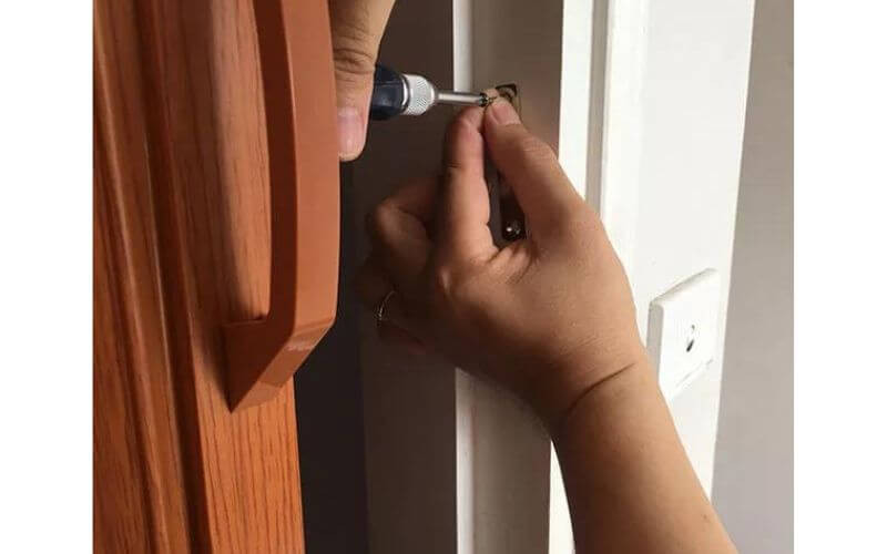 Cách lắp cửa nhựa nhà tắm dạng xếp - Kiểm tra và cố định miếng thép hút nam châm