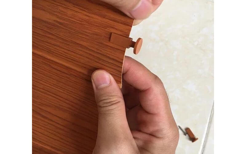 Cách lắp cửa nhựa nhà tắm dạng xếp - Lắp bánh xe vào nan xếp
