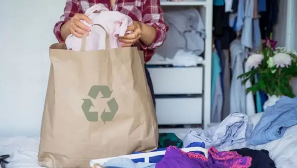 Loại bỏ các loại quần áo cũ, không mặc đến nữa