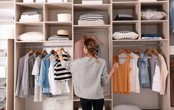 Sắp xếp tủ quần áo bằng cách để những món đồ thường xuyên mặc ngay tầm mắt
