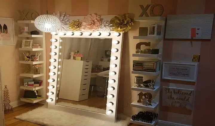 Treo đèn led xung quanh gương trang điểm – cách treo đèn led trang trí phòng ngủ Treo đèn led xung quanh gương trang điểm – cách treo đèn led trang trí phòng ngủ