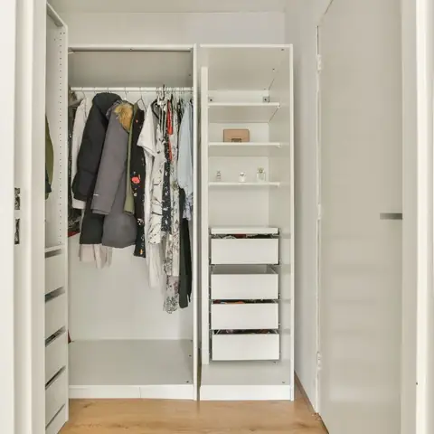 Lựa Chọn Tủ Quần Áo Nhỏ Gọn Hoặc Âm Tường