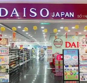 Cảnh quan rộng rãi, sáng sủa của cửa hàng DAISO với các kệ đầy ắp đồ nhựa