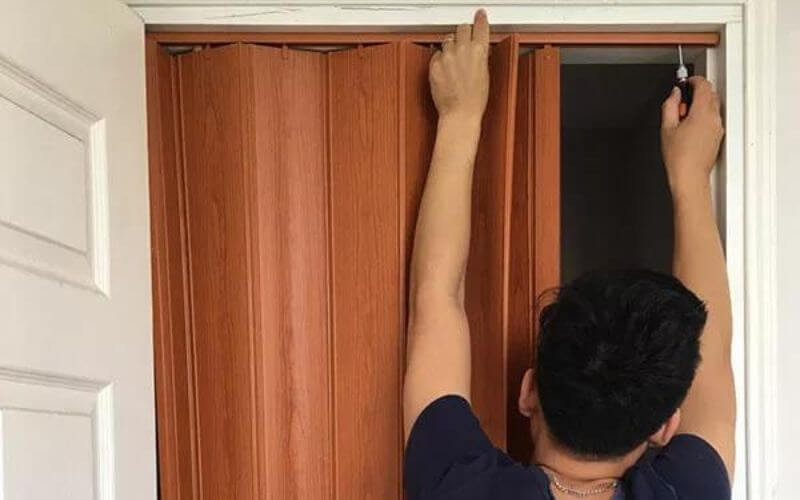 Chỉnh ray cửa nhựa xếp nhà vệ sinh thẳng hàng