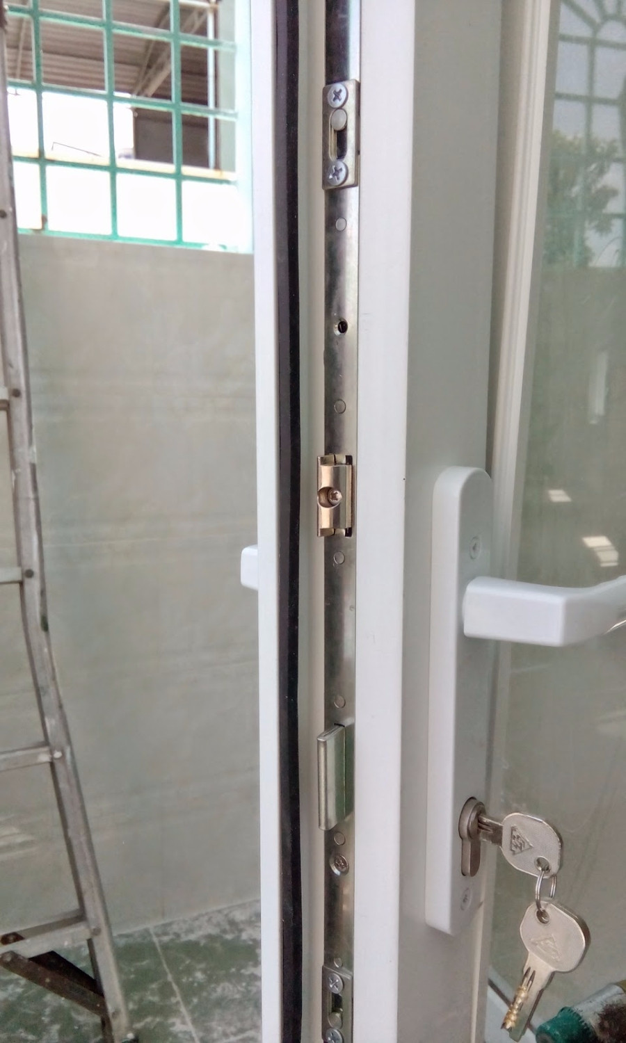 chốt cửa nhựa lõi thép đa điểm lẫy gà