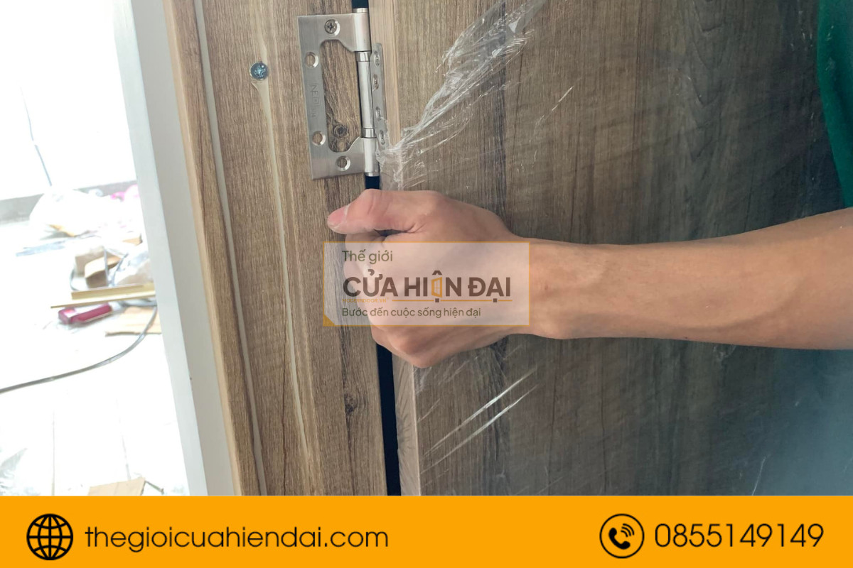 Cố định cánh cửa nhựa composite vào khuôn
