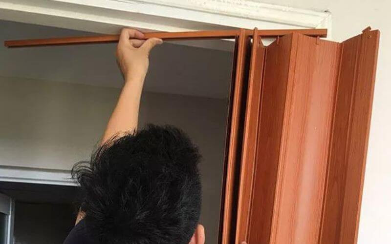 Cố định nẹp và ray cửa nhựa xếp nhà vệ sinh