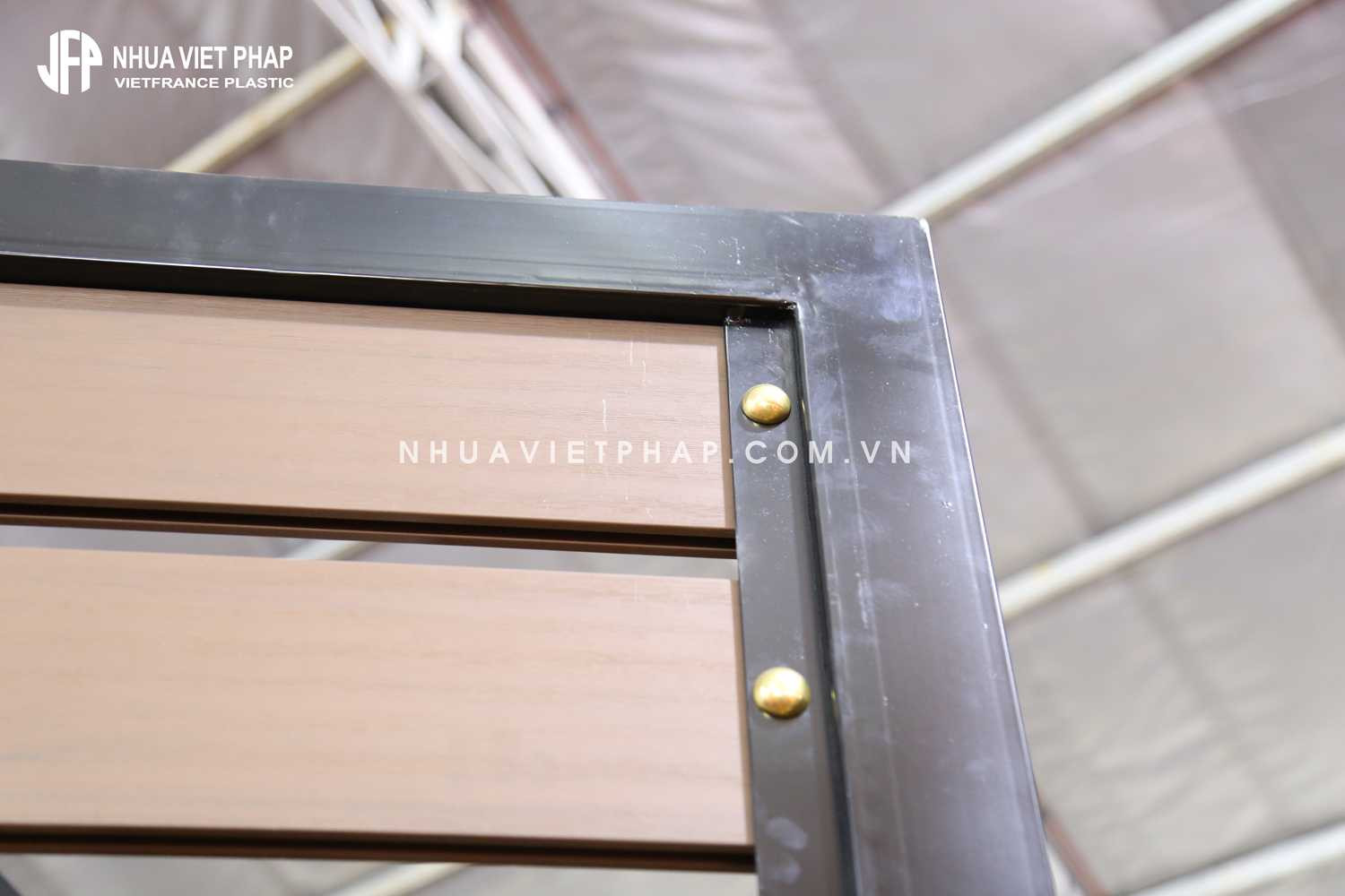 Cổng gỗ nhựa composite độc đáo, sử dụng thanh sàn 02 lớp Hi-class ốp ngang