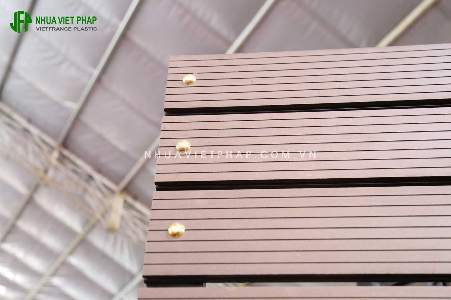 Cổng gỗ nhựa composite mang phong cách tràn viền, sử dụng vật liệu SGD01