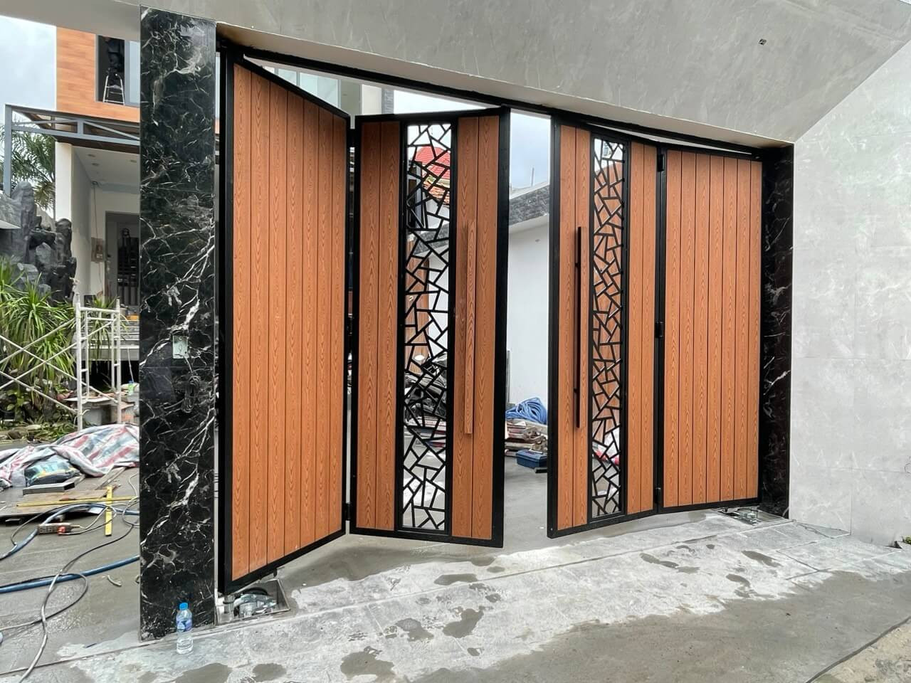 Cổng ốp nhựa giả gỗ với thiết kế hiện đại
